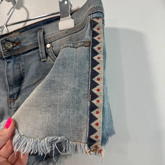Roxy denim jean shorts size 31, embroidered Aztec,‎ stretch, beach, boho, - Picture 3 of 8
